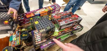 silvester-feuerwerk: diskussion um böllerverbot geht wieder los – was sagen kunden?